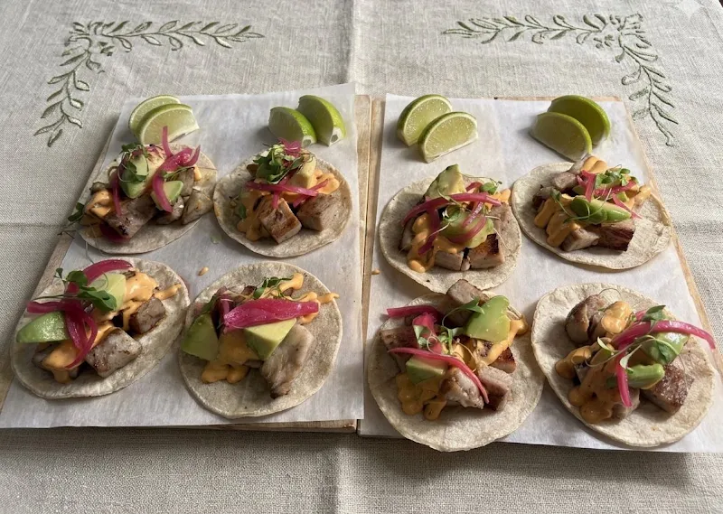 Tacos de papada ibérica con aguacate, cebolla morada y mahonesa de chipotle, con lima